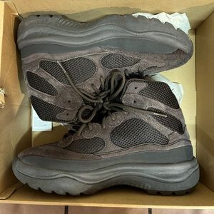 Yeezy DSRT OIL boots size 10.5